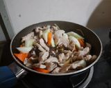 Hình bước làm 4 của món Thịt heo xào trứng & rau củ