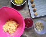 Foto langkah ke 3 dari resep Strawberry Thumbprint Cashew Peanut Cookies.