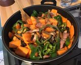 Une image de l'étape 11 de Carottes au lard, poivrons verts et raisins secs.