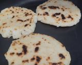 Foto del paso 3 de la receta: Arepa🥯rellena de pollo🍗 hawaiano🍍y queso🫓🧅🧀