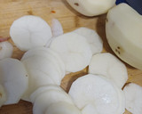 Foto del paso 2 de la receta: Salchipapas con tomate
