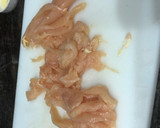 Foto del paso 3 de la receta: Salteado de espárragos de temporada con gamba congelada, pechuga de pollo y huevos de codorniz