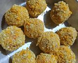 Foto langkah ke 5 dari resep Bola Nasi Keju (jamur+wortel+abon).