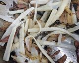 Hình bước làm 2 của món Bánh đa Quỳnh Côi xào vetula