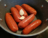 Foto del paso 1 de la receta: Chorizos al vino