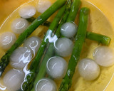Foto del paso 4 de la receta: Salmón al papillote con guarnición y espárragos trigueros