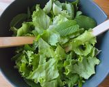 Hình bước làm 1 của món Salad Bò Xào & Hoa Hồng Sốt Dầu Dấm Mù Tạt