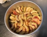 Une image de l'étape 3 de Tarte renversée aux pêches blanches du jardin pâte brisée à la pomme.
