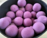 Foto langkah ke 4 dari resep Klepon Ubi Ungu Anti Gagal.