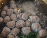 Foto langkah ke 2 dari resep Sop Bakso Tahu Jamur Wortel Berempah.