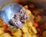 A picture of step 8 of Bún riêu cua with crispy pork fat.