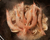 Foto del paso 15 de la receta: Jurel de cola rosada con manto de gambas y almejas