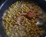 Foto del paso 4 de la receta: Bifecitos en sartén con arvejas huevo y salsa