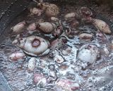 Foto langkah ke 3 dari resep Cumi dan Blukutak Kuah Hitam.