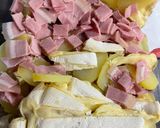 Hình bước làm 1 của món Khoai tây nướng thịt ham (Tartiflette)
