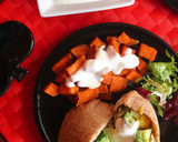 Foto del paso 4 de la receta: Pitas integrales de pollo con mango, aguacate y salsa de yogur