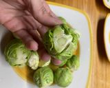Foto del paso 1 de la receta: Repollitos de Bruselas en manteca de salvia y orégano