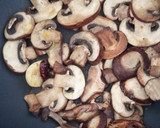 Foto del paso 4 de la receta: Medallones de solomillo de cerdo con setas al wok en salsa de hongos