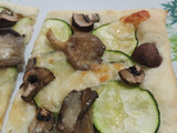 Pizza calabacín, setas y champiñones (opción vegana)