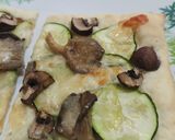 Foto del paso 7 de la receta: Pizza calabacín, setas y champiñones (opción vegana)