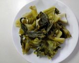 Hình bước làm 2 của món Cá ngừ kho dưa cải