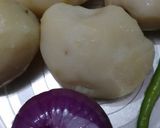 A picture of step 1 of Pyaaz k aloo.