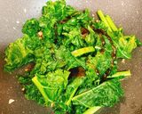 Hình bước làm 3 của món Cải Kale Xào Tỏi
