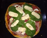 Foto del paso 5 de la receta: Pizza casera con hojas de espinacas 🥚🧀🍅