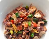 Foto langkah ke 4 dari resep Tumis Cumi Asin Cabe Ijo.