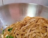 Foto langkah ke 3 dari resep Kwetiau Kering Goreng.