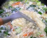 Gambar langkah 7 resipi Sup Sayur Tofu Telur.