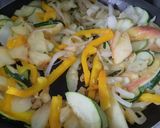 Foto del paso 1 de la receta: Salteado de vegetales y manzana🍎🧅🥯