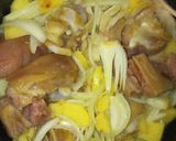 Foto del paso 2 de la receta: Paticas de cerdos guisadas