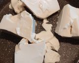 Une image de l'étape 1 de Tofu soyeux brouillé aux épices.