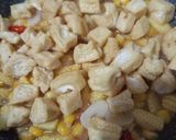Foto langkah ke 4 dari resep Tumis Tahu & Duo Jagung.