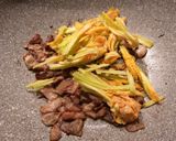 Foto del passaggio 4 della ricetta Spaghetti porcini e fiori di zucca