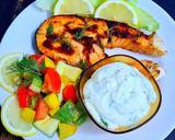 สเต๊กปลาแซลมอน เสิร์ฟพร้อมซอสซาวครีมและสลัด วิธีทำสูตร 5 รูป