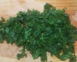 Foto del paso 2 de la receta: Tostadas de salmón con kale y aguacate