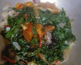 Foto langkah ke 3 dari resep Tumis Kangkung Saus Tiram ala Resto (tips biar warnanya hijau).