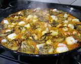 A picture of step 7 of Seafood paella with artichokes.