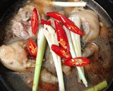 Hình bước làm 2 của món Thịt Giò Heo Kho Sả Ớt