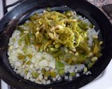 Foto del paso 3 de la receta: Revuelto de arroz y arvejas