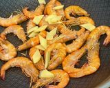 Foto langkah ke 2 dari resep Shrimp with Maggi Sauce.