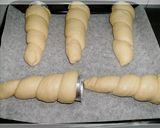 Hình bước làm 2 của món Cornet à la cream - Bánh mì ốc nhân mặn và nhân kem sầu riêng