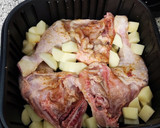 Foto del paso 3 de la receta: Cuartos traseros con patatas en airfrier (Cosori)