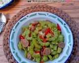 Foto langkah ke 6 dari resep Tumis Pare Bakso Pedas.