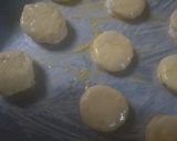 Foto langkah ke 5 dari resep Honey buttermilk biscuit.