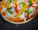 चिज्जी पिज़्ज़ा (cheesy pizza recipe in Hindi) रेसिपी चरण 9 फोटो