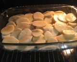 Foto del paso 1 de la receta: Lomo de bacalao gratinado con cama de cebolla, patata, almejas y gambas