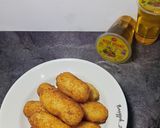 Foto langkah ke 4 dari resep Cemilan dari nasi (nasi kepal goreng).